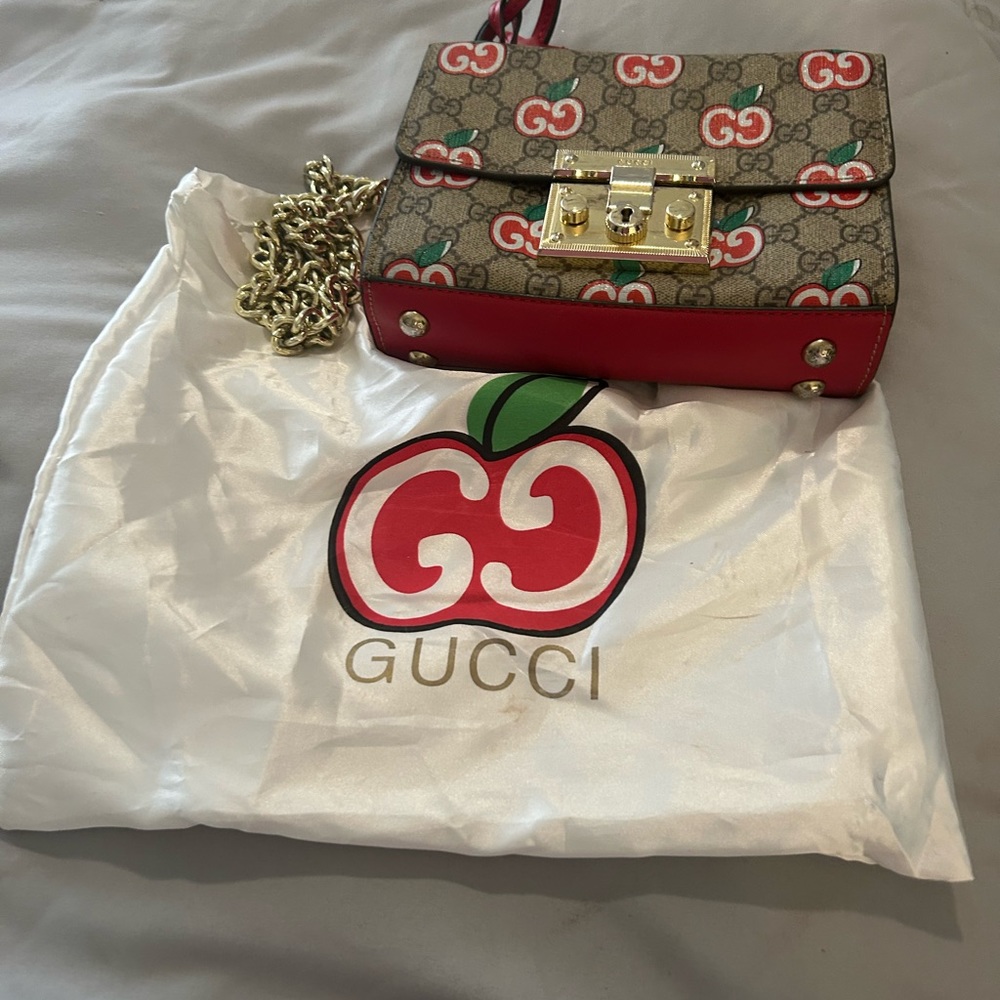 Small Gucci purse it’s real brought on here but don’t carry it great condition